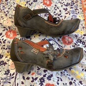 TMA eyes Fun little leather shoes